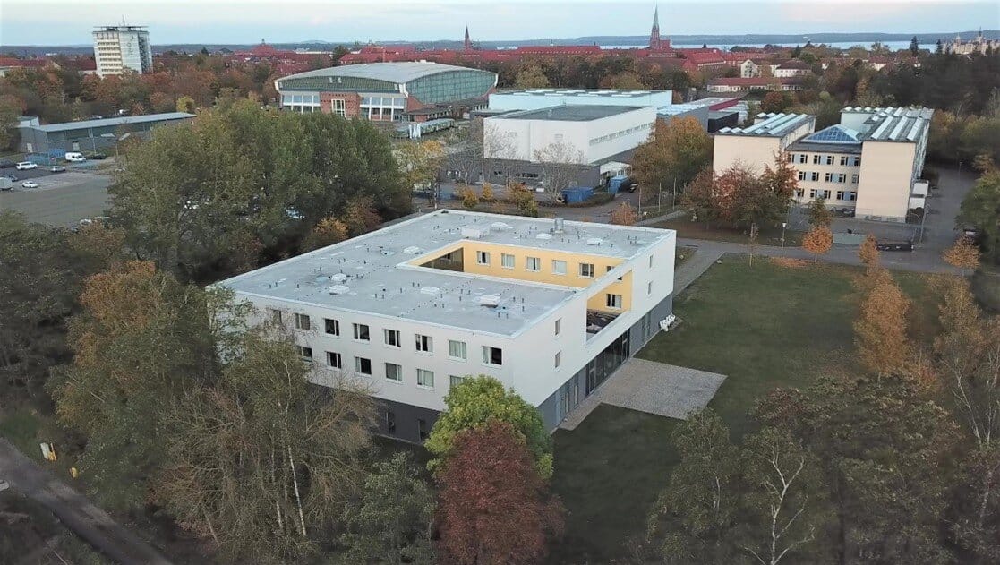 Wir haben Bedenken, weil der Wechsel unserer 12jährigen Tochter an eine Eliteschule des Sports mit der Unterbringung im Internat verbunden ist. 1 Schwimmlexikon-A.13 Internat neu
