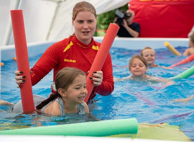 Wir möchten gern den Verein unseres Kindes unterstützen. Welche Möglichkeiten bieten sich an? 1 Schwimmlexikon-A.20 Ehrenamt