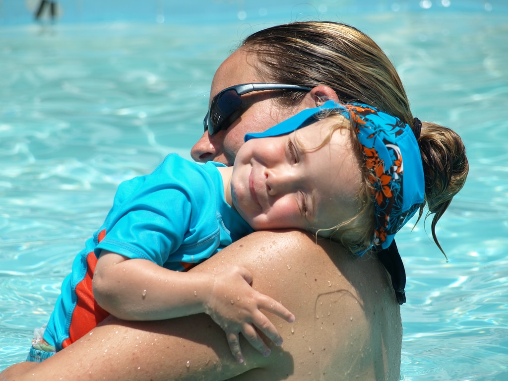 „Das wächst mir alles über den Kopf!“ (Hilfeschrei einer Schwimmermutti) 1 Schwimmlexikon-B.11 Mutter Kind