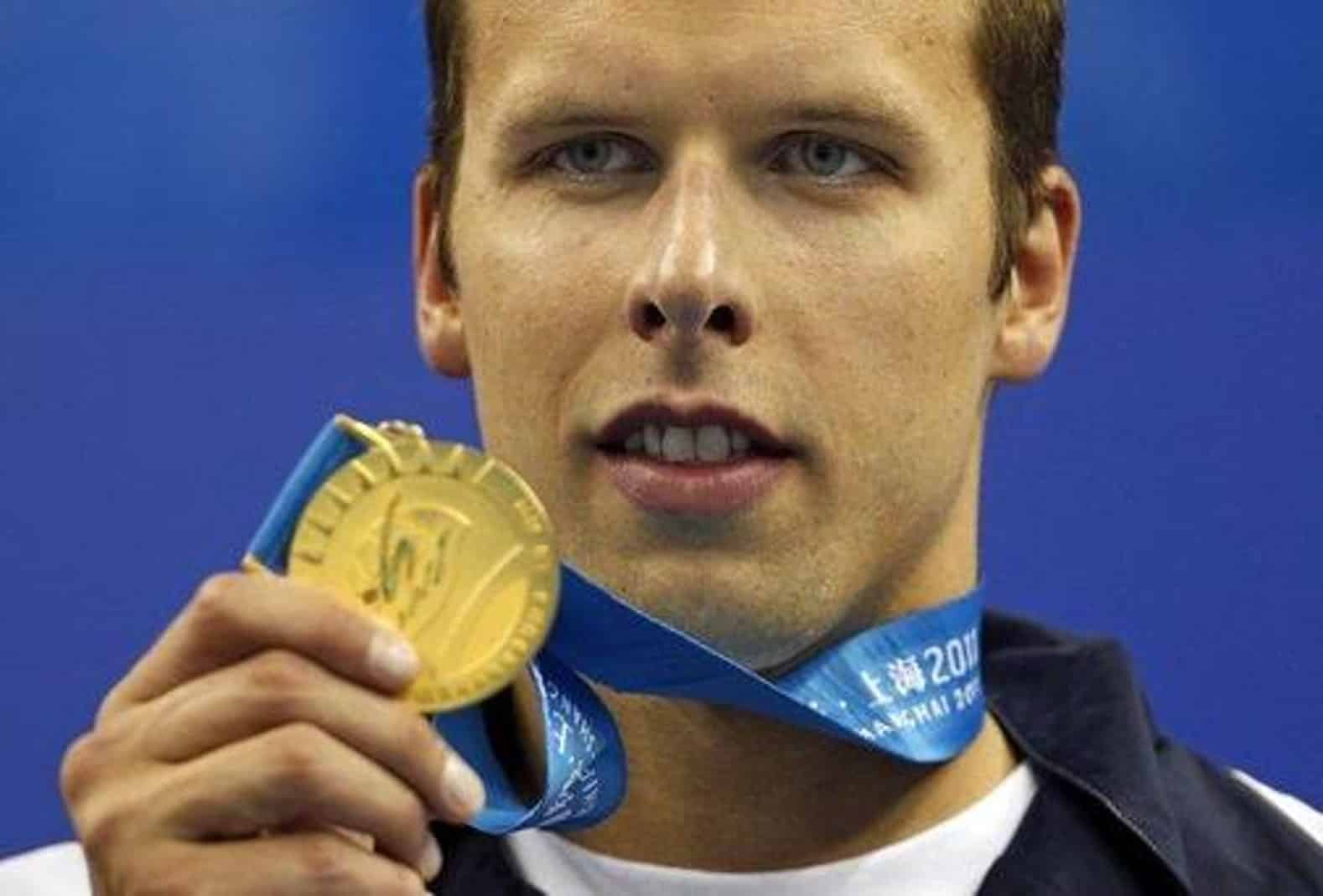 Uns hat der plötzliche Tod des norwegischen Weltmeisters im Brustschwimmen Dale Oen geschockt. Wir scheuen uns, unserem Kind einen Weg zu empfehlen, wo mit dem Risiko eines plötzlichen Herztodes gerechnet werden muss. 1 Schwimmlexikon-E.2 Dale Oen