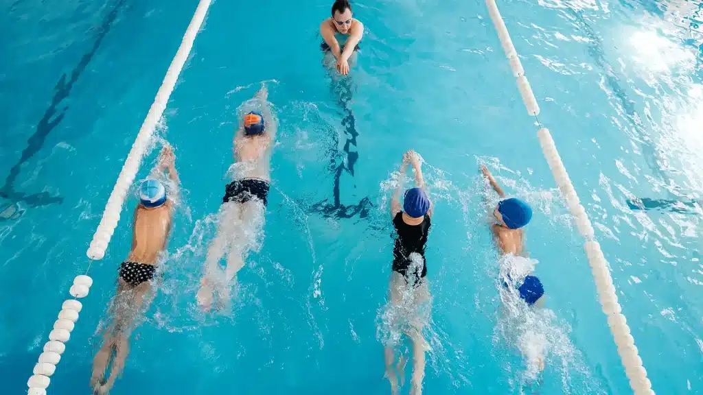 Kinder beim Schwimmtraining