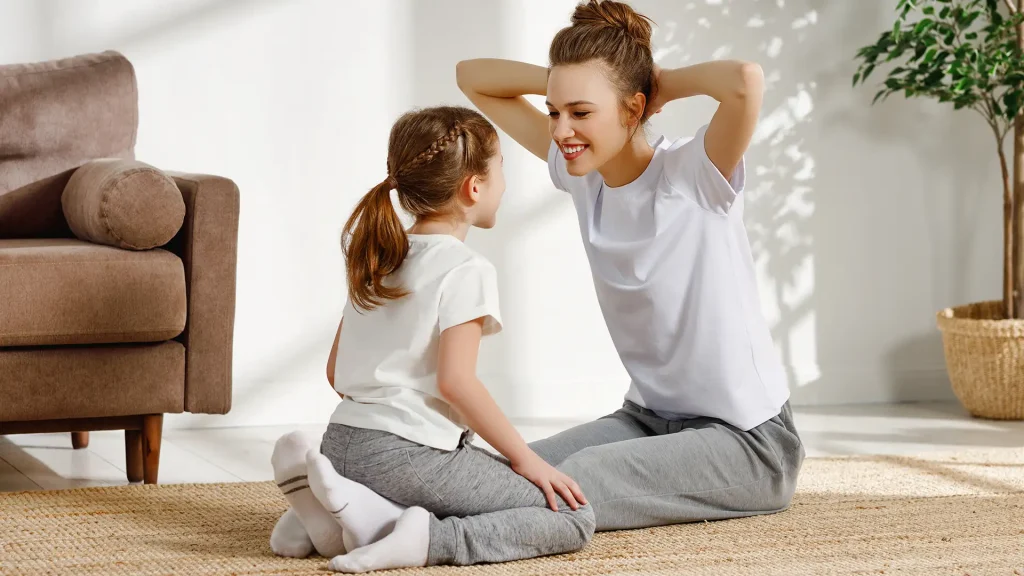 Mutter und Tochter trainieren